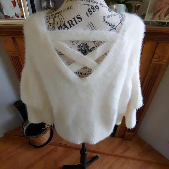 Takara Crisscross Back Fuzzy Cream Sweater Size M. - Picture 2 of 7
